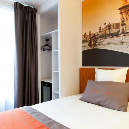 Alyss Saphir Cambronne Eiffel Otel