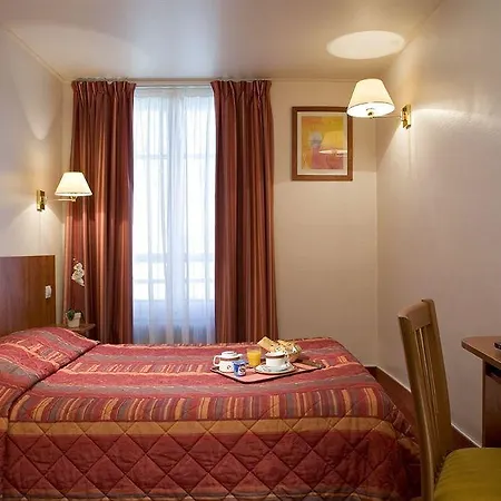 Alyss Saphir Cambronne Eiffel Otel Paris