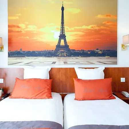 Alyss Saphir Cambronne Eiffel Paris