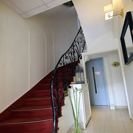 Alyss Saphir Cambronne Eiffel Hotel