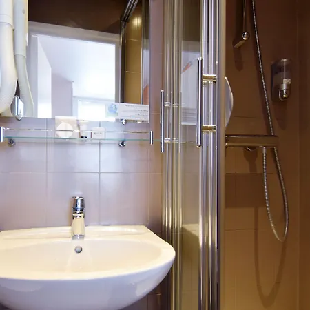 Alyss Saphir Cambronne Eiffel Hotel Paris